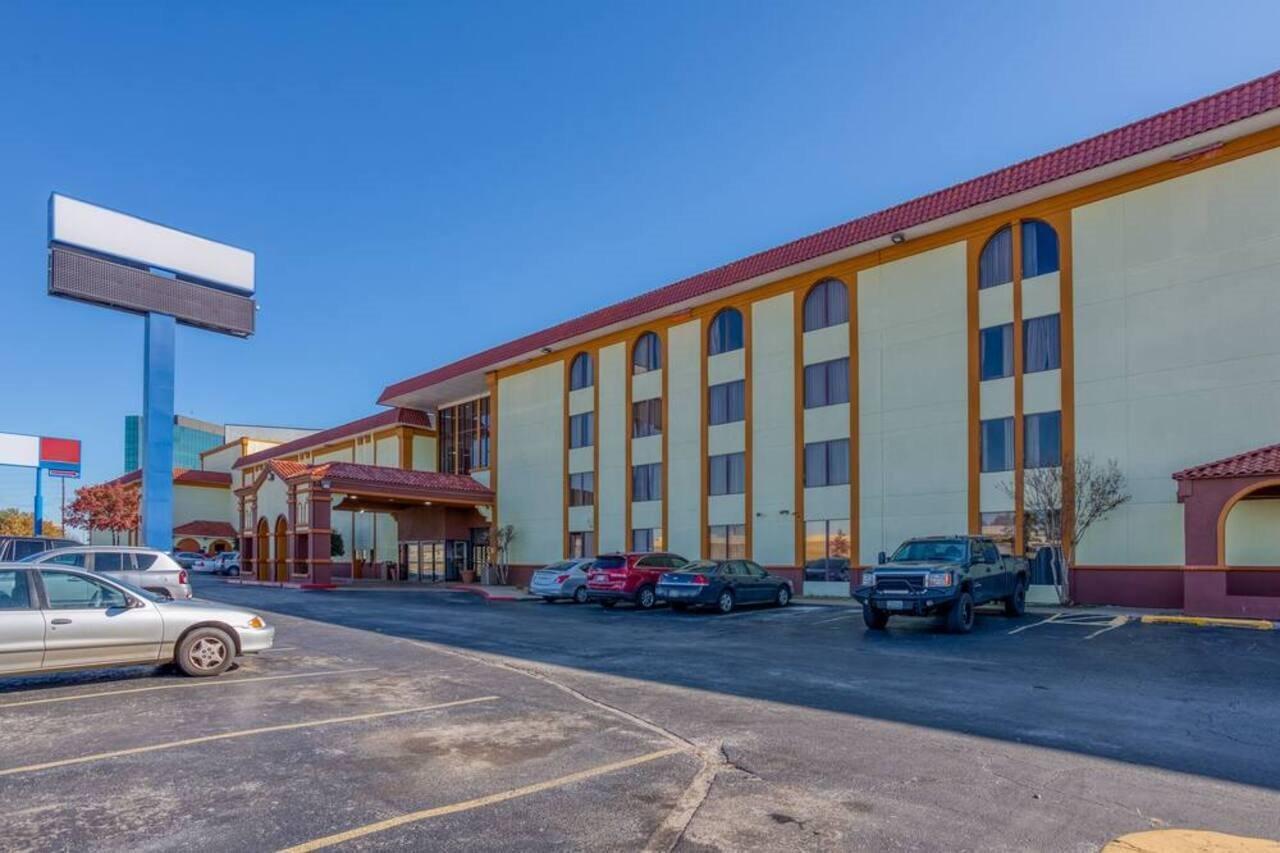 Oyo Hotel Tulsa I-44 Midtown Exterior foto